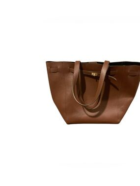 lilium firenze
Classic Brown Leather Tote with Gold Accent